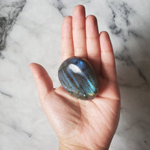 Load image into Gallery viewer, Labradorite Palm